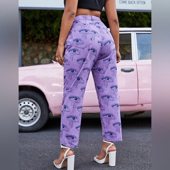 SHEIN | Curve Eye Graphic Jeans - Picture 6 of 10